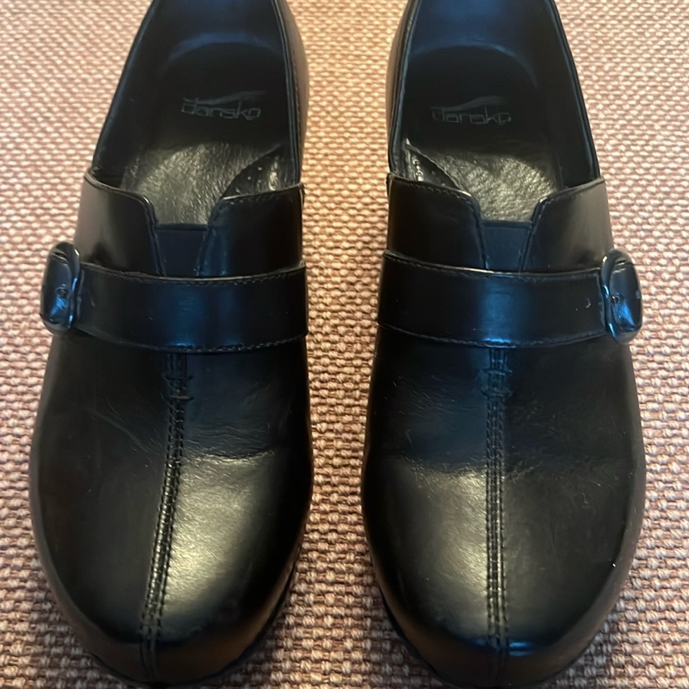 Comfortable Dansko Clogs Barely Used In Great Con… - image 1